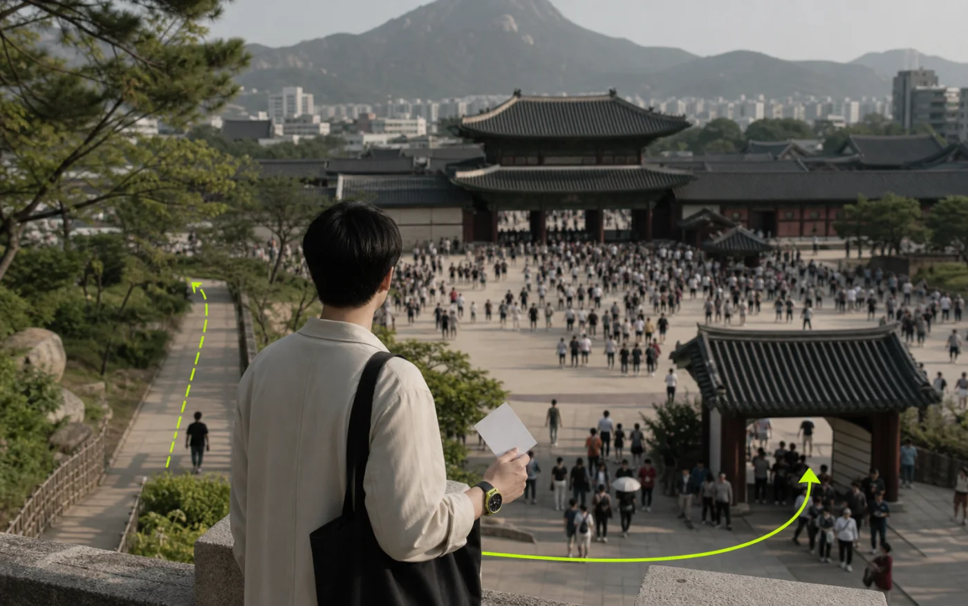 혼잡한 문화공간과 한적한 우회로를 높은 곳에서 비교하는 방문객